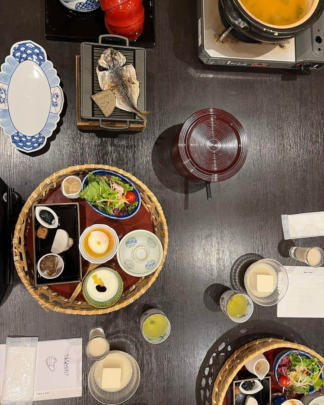 HARUHIさんのインスタグラム写真 - (HARUHIInstagram)「Superior 🍱  Mum:  What do you want for dinner? Me:  Nabe? Yakisoba? Sushi? Mum:  Yes.  母:  夜ご飯何する？ 私:  お寿司か、鍋か、焼きそば？ 母:  全部つくる？  @mllakko 💕」11月5日 16時18分 - haruhi_