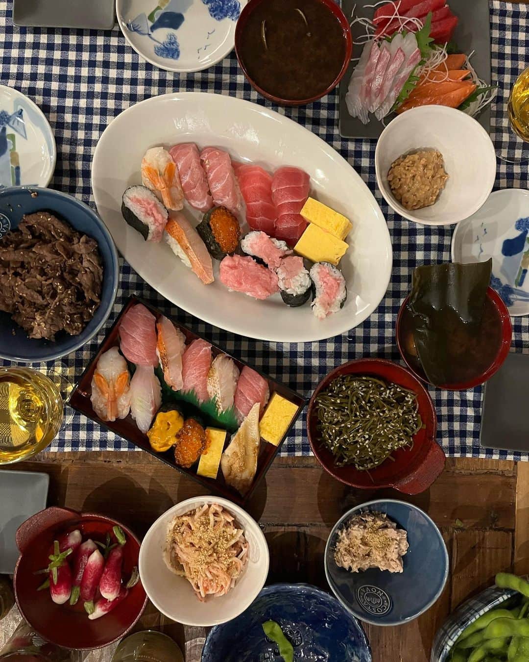 HARUHIのインスタグラム：「Superior 🍱  Mum:  What do you want for dinner? Me:  Nabe? Yakisoba? Sushi? Mum:  Yes.  母:  夜ご飯何する？ 私:  お寿司か、鍋か、焼きそば？ 母:  全部つくる？  @mllakko 💕」