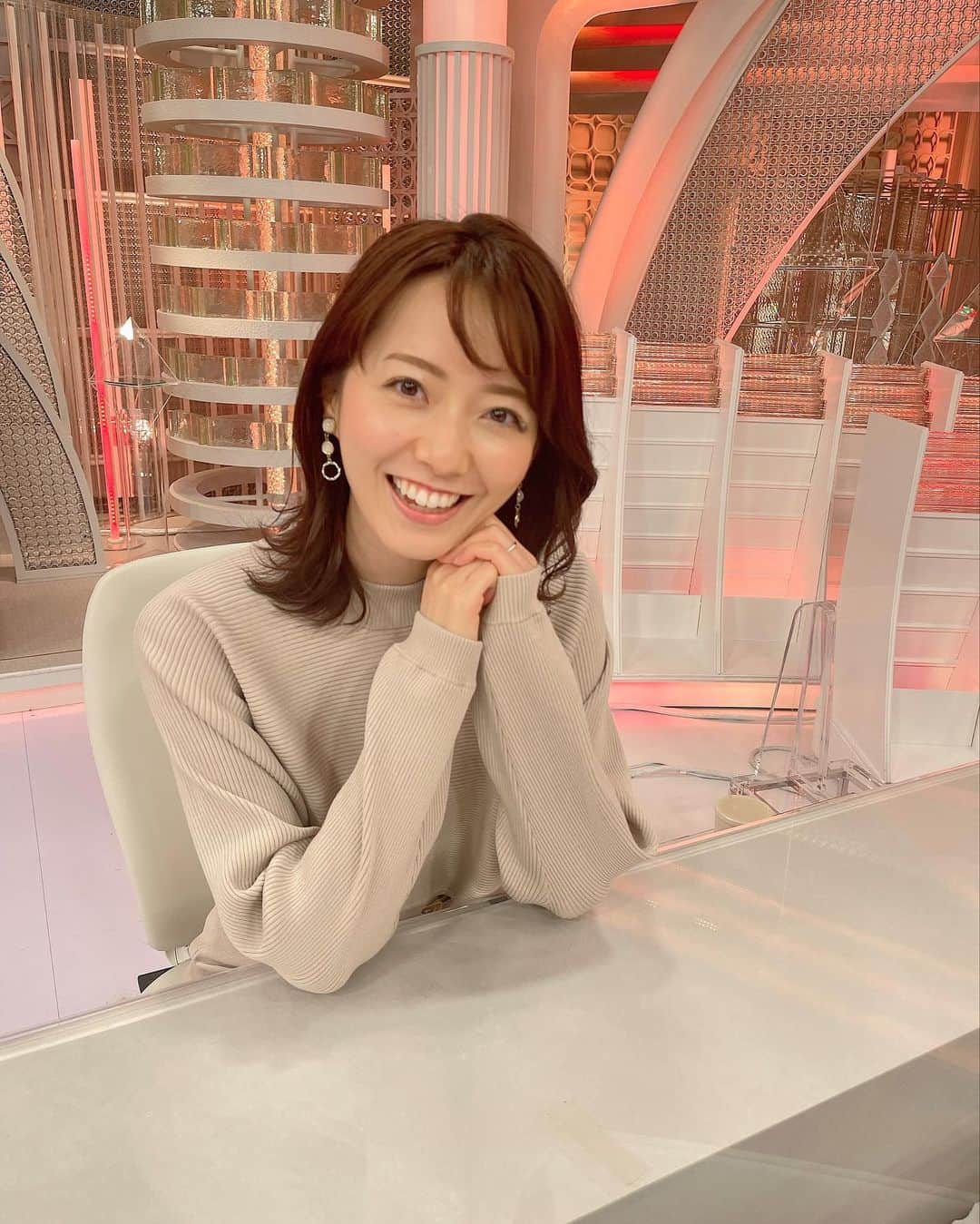 のインスタグラム：「衣装もニットに☺️🧶  新しいスタジオセットのαの照明、 なんだかあたたかくて好きです🫰🧡  昨日の衣装、私物のブーツとピッタリでした🤍笑 最近はショートブーツが大活躍👢  #LiveNewsα #衣装」