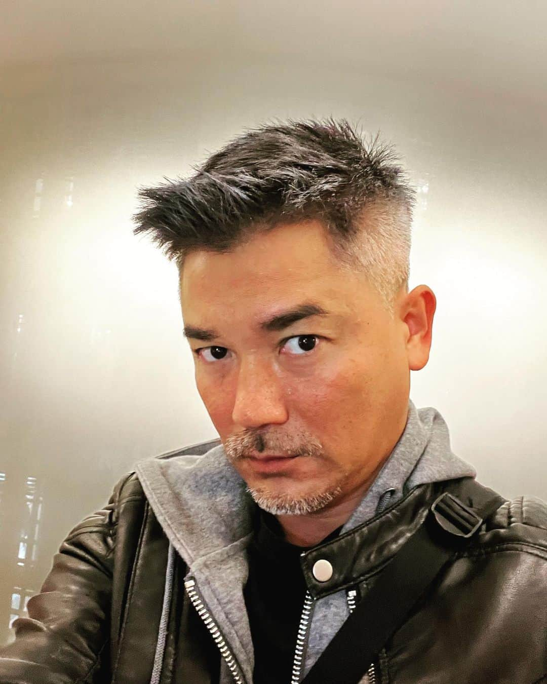 中村譲さんのインスタグラム写真 - (中村譲Instagram)「やっぱり横は刈り上げが1番いい感じ！そろそろ50歳なんでありのままのグレーでいこか😎 渋さを追求👌 #ロマンスグレー  #いけおじ目指す #ありのまま #渋さを求めて #アラフィフ #grayhair #shorthair #matuer #instaphoto #instapic」11月5日 16時39分 - joechan1515