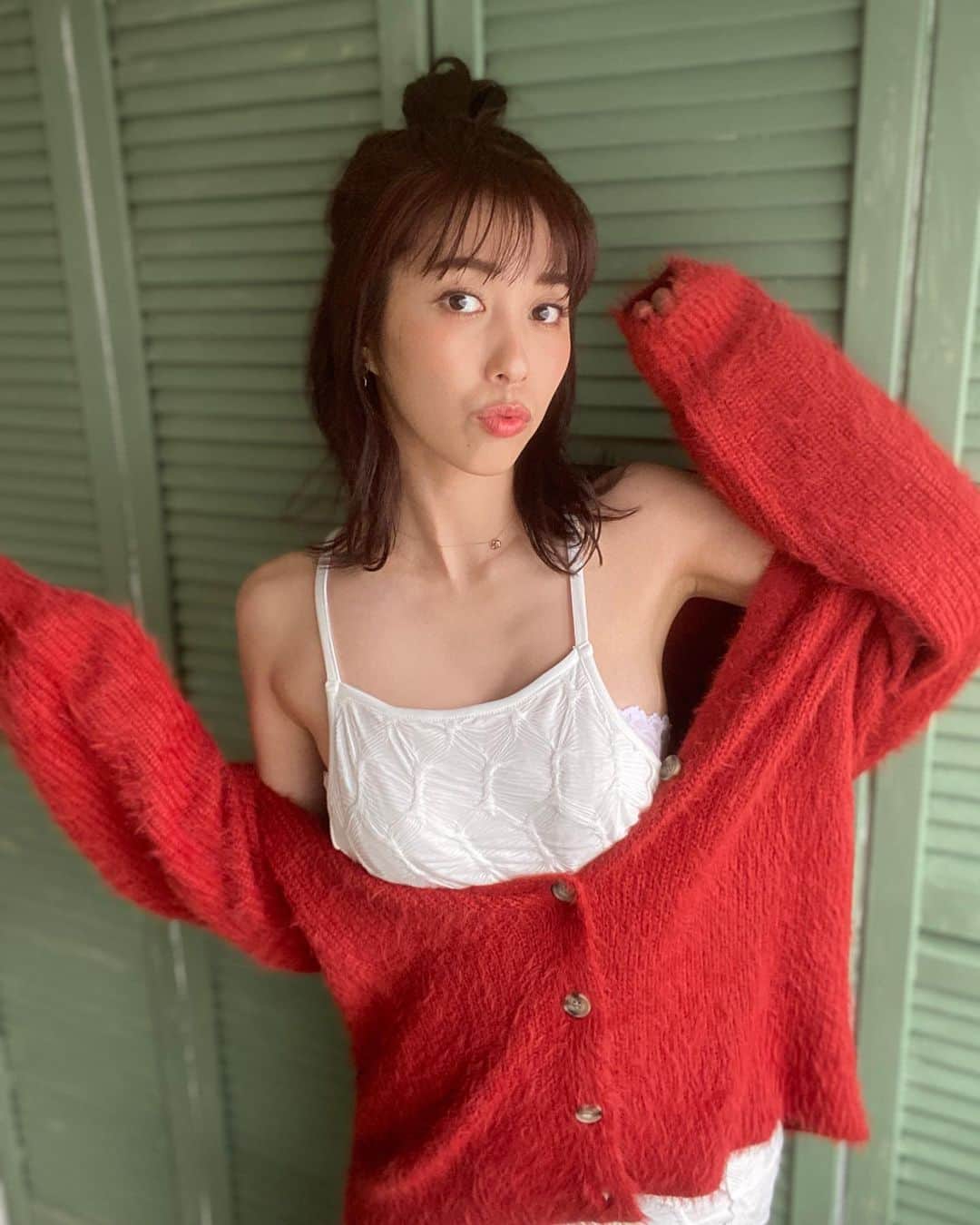 秦瑞穂のインスタグラム：「.  11/19(土)・20(日) のお誕生日イベントの詳細でましたー！  そして明日の夜チケット発売です！ 両方先着になるので予定空けて待っていてくれた方！ 待機してチケットゲットしてね🥰  来てくれる事がプレゼント〜🎁  おめでとう言ってくれたら喜びます🌹  会いに来てねー😊  詳しくはTwitterかストーリーズからショップに飛んでチェックしてね！ .  .  #秦瑞穂 #follow #me #followme #japanesegirl #asiangirl #japan #tokyo #粉我 #偶像  #フォロー #フォローミー #ポートレート #写真  #被写体 #selfie #Knit #red #hairstyle  #birthday #event」