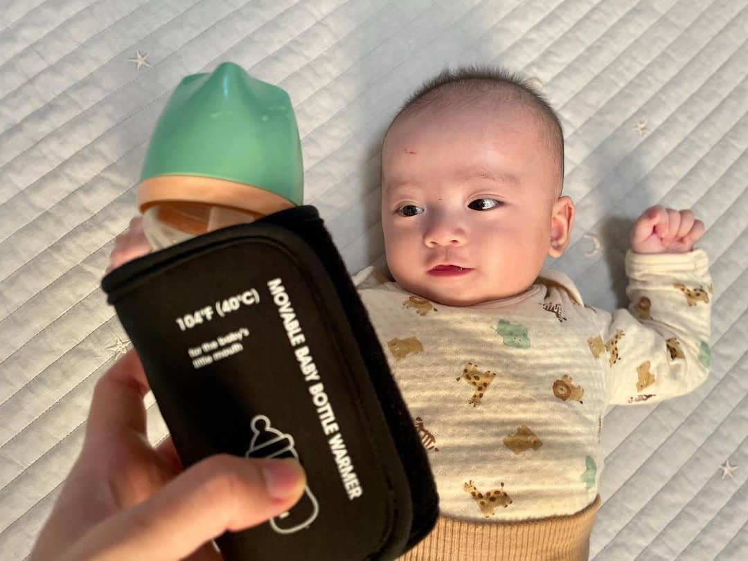 mimiさんのインスタグラム写真 - (mimiInstagram)「冬のお出かけに備えて ミルクウォーマーGET👶🤍  モバイルバッテリーにつなげれば 外出先でも人肌温度（40°） にミルクをキープできる👏✨便利😳🤍  ・ PR @happy_baby_children #ミルクウォーマー #子育てグッズ #育児グッズ #哺乳瓶ウォーマー #子育て便利グッズ #ベビー用品 #出産準備品 #ベビスタグラム #ママスタグラム #ママリ #男の子ベビー #令和四年ベビー #令和ベビー #五黄の寅ベビー #0歳児 #4ヶ月ベビー #mimiママ日記 #맘스타그램」11月5日 16時49分 - chan.mi3