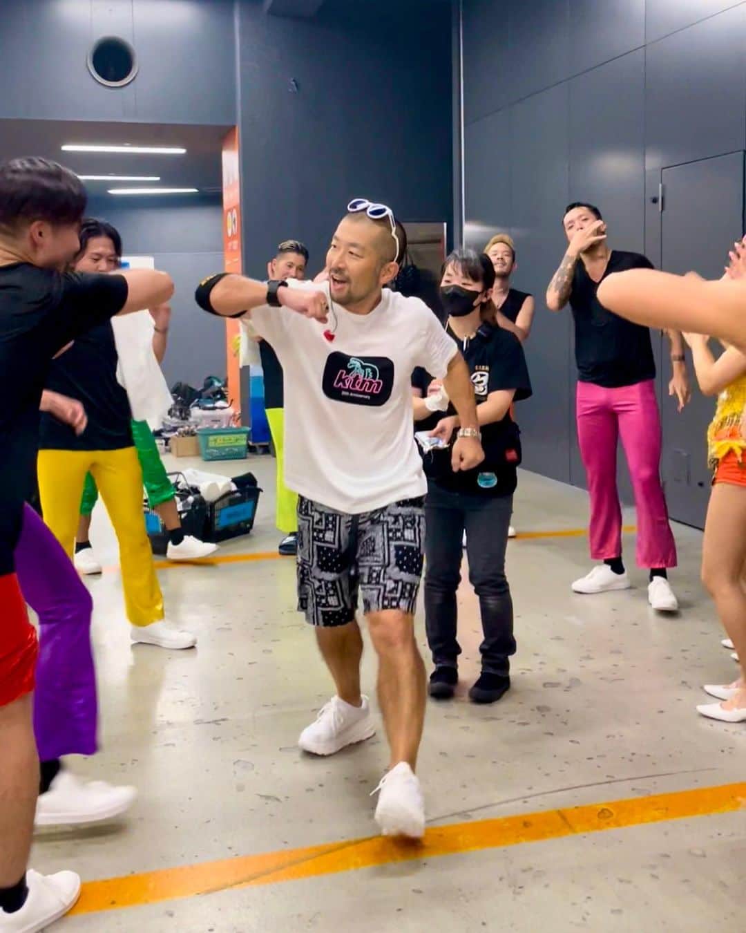 大蔵さんのインスタグラム写真 - (大蔵Instagram)「ELBOW BUUUUUMP💪🏽💪🏽 Yokohama Arena in Yokohama 🏢 I had a really great time🔥🔥🔥 Thank you☺️ . 肘ターーーーッチ💪🏽💪🏽（右肩上がりぃ😁） 横浜アリーナ、めっちゃ楽しかった🔥🔥🔥 ドモアリガット☺️ . #ケツメイシ #ktm #ケツメイシ大蔵  #ケツメイシダンサーズ #横浜アリーナ #musician #music #musicislife  #二十周年 #全国ツアー #横浜 #ダンスはいつもキレキレ💃🕺 #いつもステージで元気と笑顔をドモアリガット #ワガママな鬼セットリストにも対応ドモアリガット #おじさん達動かない分動いてくれてドモアリガット #お客さんが振付真似してくれて嬉しいね☺️ #ラストまでドゾヨロシック😤 #また美味しいカンパイしましょ🍻🍻 #ちなみに僕も昔ダンスからスタート😏😝 #3枚目は知人からの差し入れ手作りクッキー熊手ドモアリガット #横浜関東ドモアリガット!!! #またやるべ」11月5日 17時00分 - ketsume_daizo