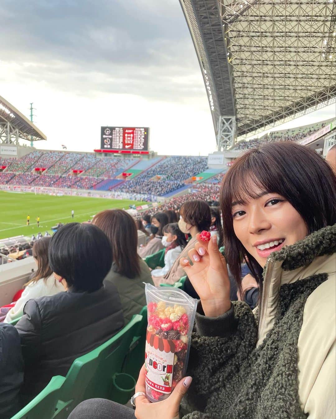わちみなみのインスタグラム：「レッズの試合最終節 かわい子たんと観に行きました🤍  負けなくてよかったー！ 岩波選手のゴールが見られてよかったです⚽️ 横にいた人とイェーイって喜びました  あたりまえだけど、お仕事で行っていた頃とはチームもガラッと変わりますね☺️  ビールやお弁当、レッズカラーのポップコーン、お煎餅も美味しかったな  ACL楽しみだな🫠  #サッカー #観戦　#Jリーグ　#浦和レッズ」