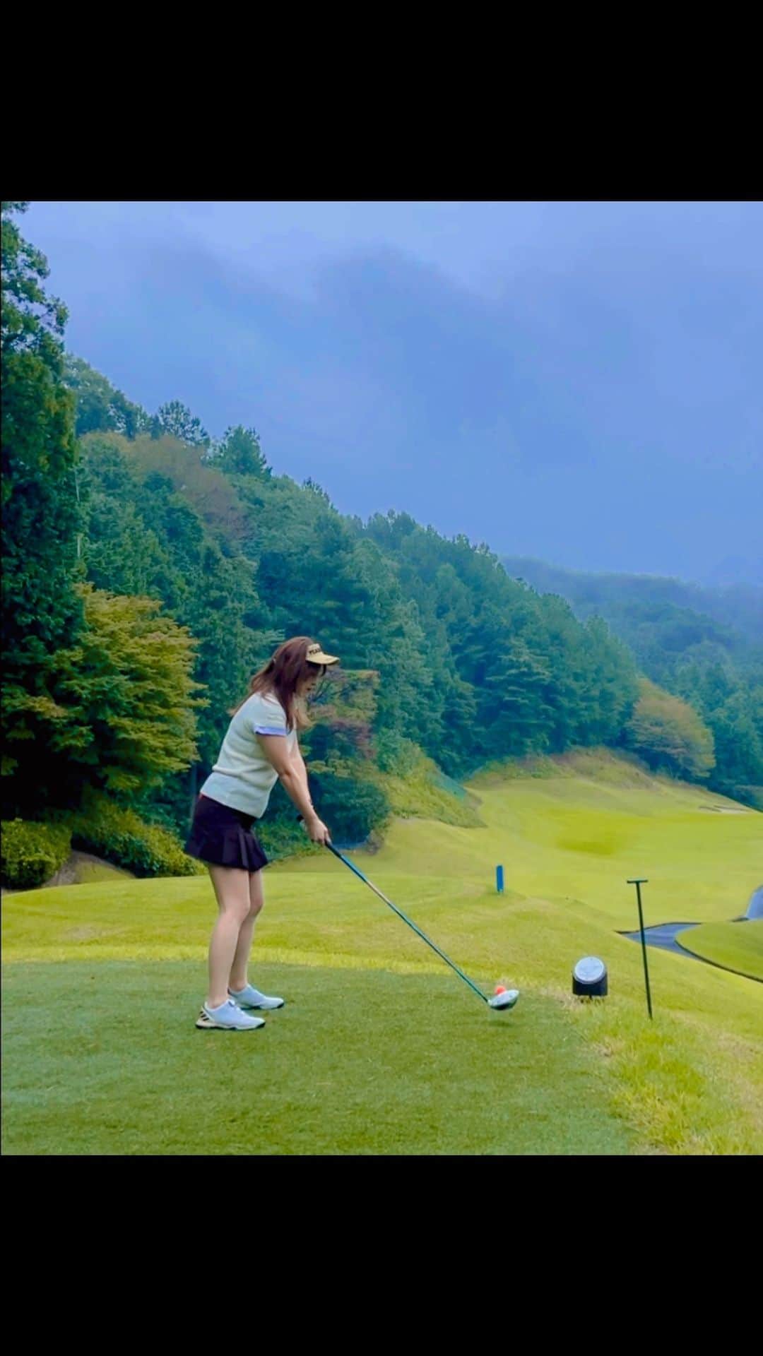 mikaのインスタグラム：「♥︎︎∗︎* お昼休憩後の後半スタートショット🏌️‍♀️  高確率でスライスだから 左方向狙ってうつよ！  成功してよかった♡  #ゴルフ #ゴルフ女子 #golf #ラウンドイベント #ドライバーショット」