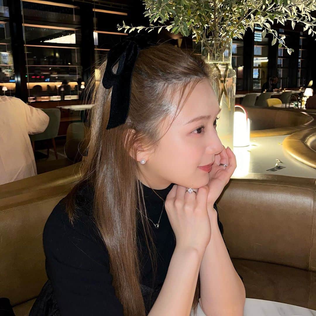 ひよんのインスタグラム：「🎀🎀🎀  頭におっきいリボンつけた🤪 ユザワヤで70cmで買ったベロアのリボンだよ😘  #ひよん #ひよんヘアー #ハーフアップ」