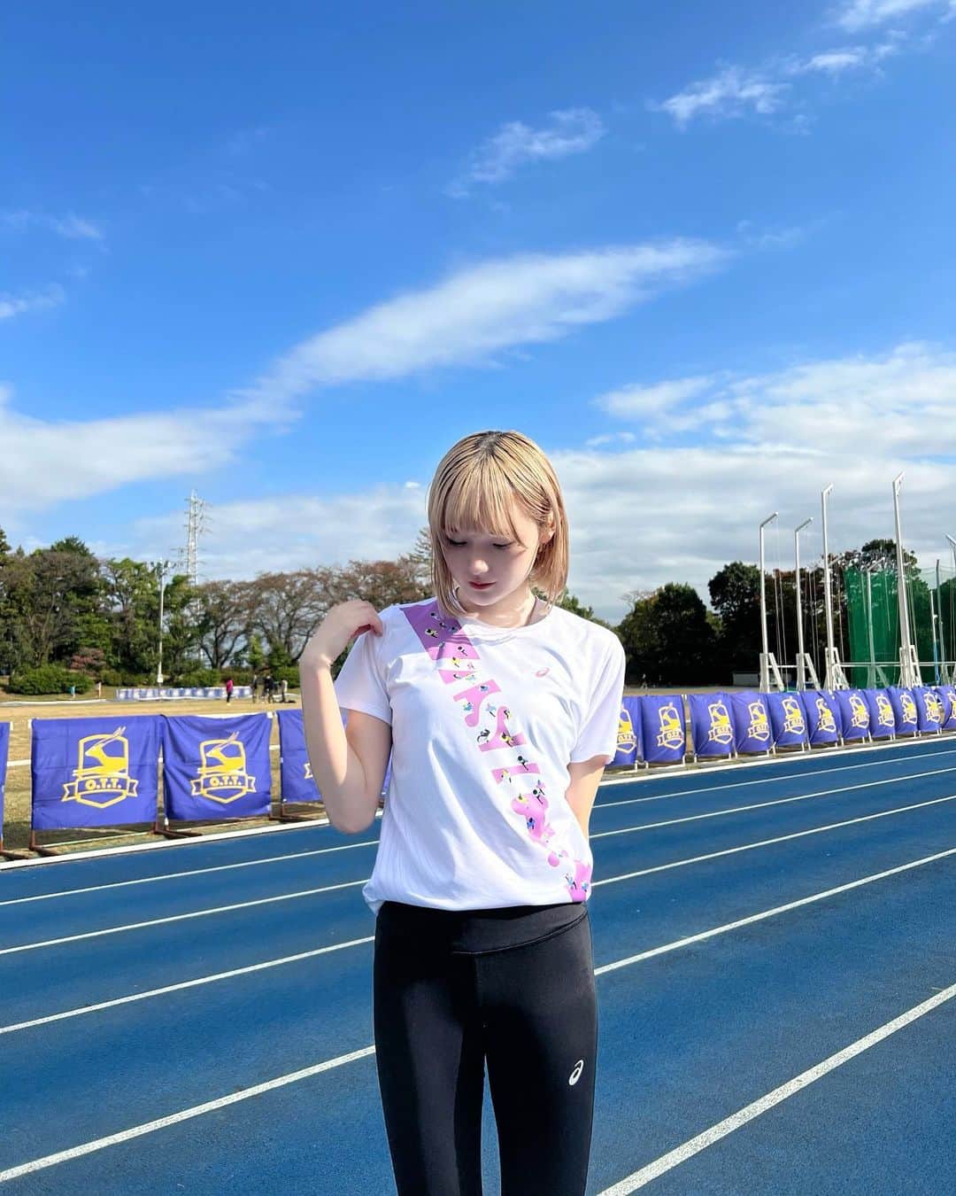 志村美希のインスタグラム：「駅伝形式のバーチャルレース ASICSWorldEkiden2022に参加します🎽！  11/12にはエントリーした方が参加できるリアルフィニッシュイベントの為私も豊洲に行きます😼💪🏻 無料で誰でもエントリーできるみたい🫧 いっしょに走ろ🏃🏃🏼‍♀️ 走らなくても会お😸🫶🏻  #アシックス #ASICSWorldEkiden」