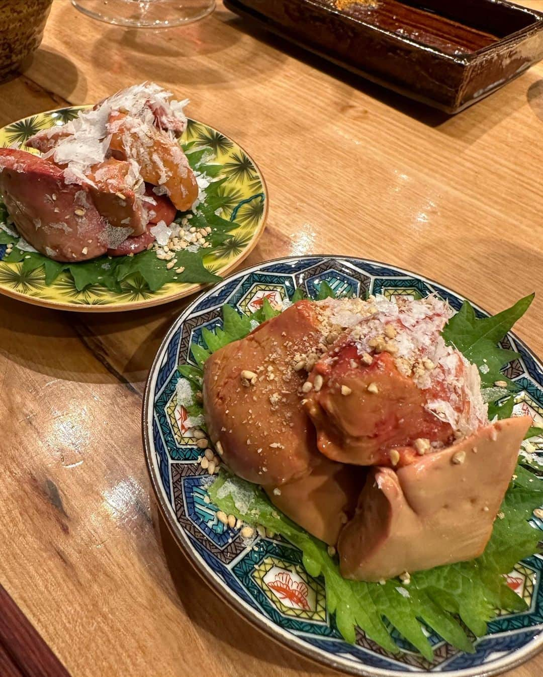 ぴょん♡さんのインスタグラム写真 - (ぴょん♡Instagram)「2022年最も通った焼き鳥屋さん🐓 こちらで誕生日ディナーを食べました✨ 大好きなお店で皆んなから祝って頂き、素敵な誕生日になりました🎉 　 大好物の松茸を用意してくれて、そのままと蕎麦にいれてと両方楽しみました🥺✨ 身も一つ一つでかくて食べ応えがありかなりコスパいいです🤔 だけど美味しいから関係なく追加で永遠頼んでしまいますが...🤣 バリエーションが多すぎて全て食べれた方は是非教えて下さい笑   そしてなにより私がこのお店を好きな理由は、高級店にありがちなお酒の押し売りが一切なく頼みすぎても体を心配して逆に止めてくれる事です！ お金を払う人だけに贔屓するのではなく、女性やお連れさんに対しても変わらず優しいです。 いつも身が大きい方くれます🤣✨ 人柄がさらに美味しくさせてくれてるんだなと学ばせて頂きました。 間違いなく感動するので予約が取れなくなる前に是非行って下さい☺️ 　 　 　 #焼き鳥 #予約困難店 #誕生日サプライズ #手羽先 #日本一 #白肝 #やばすぎ #まっちゃん #毎週髪型イメチェン #鶏肉 #つくね #松茸」11月5日 18時34分 - tantanpu1225