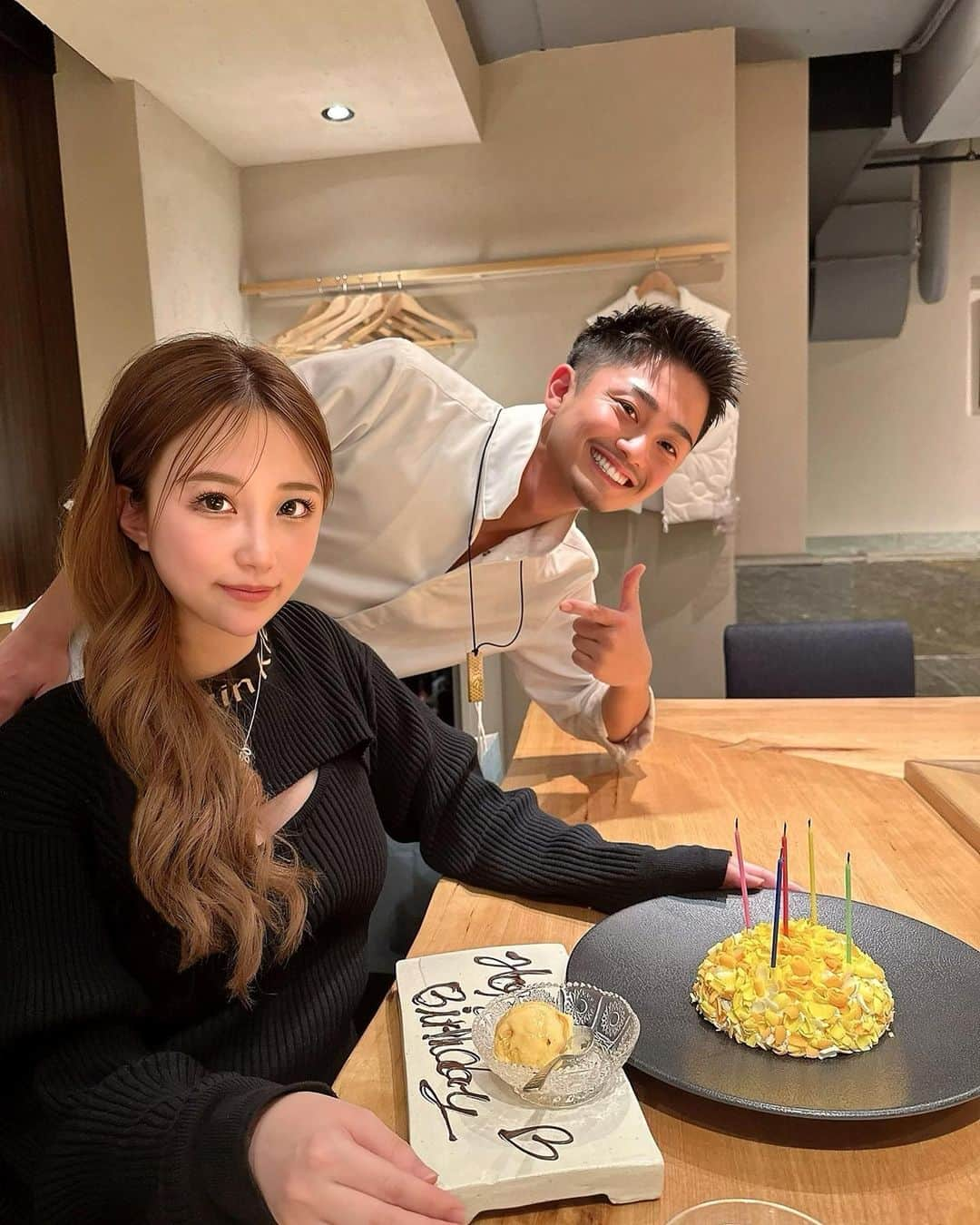 ぴょん♡さんのインスタグラム写真 - (ぴょん♡Instagram)「2022年最も通った焼き鳥屋さん🐓 こちらで誕生日ディナーを食べました✨ 大好きなお店で皆んなから祝って頂き、素敵な誕生日になりました🎉 　 大好物の松茸を用意してくれて、そのままと蕎麦にいれてと両方楽しみました🥺✨ 身も一つ一つでかくて食べ応えがありかなりコスパいいです🤔 だけど美味しいから関係なく追加で永遠頼んでしまいますが...🤣 バリエーションが多すぎて全て食べれた方は是非教えて下さい笑   そしてなにより私がこのお店を好きな理由は、高級店にありがちなお酒の押し売りが一切なく頼みすぎても体を心配して逆に止めてくれる事です！ お金を払う人だけに贔屓するのではなく、女性やお連れさんに対しても変わらず優しいです。 いつも身が大きい方くれます🤣✨ 人柄がさらに美味しくさせてくれてるんだなと学ばせて頂きました。 間違いなく感動するので予約が取れなくなる前に是非行って下さい☺️ 　 　 　 #焼き鳥 #予約困難店 #誕生日サプライズ #手羽先 #日本一 #白肝 #やばすぎ #まっちゃん #毎週髪型イメチェン #鶏肉 #つくね #松茸」11月5日 18時34分 - tantanpu1225