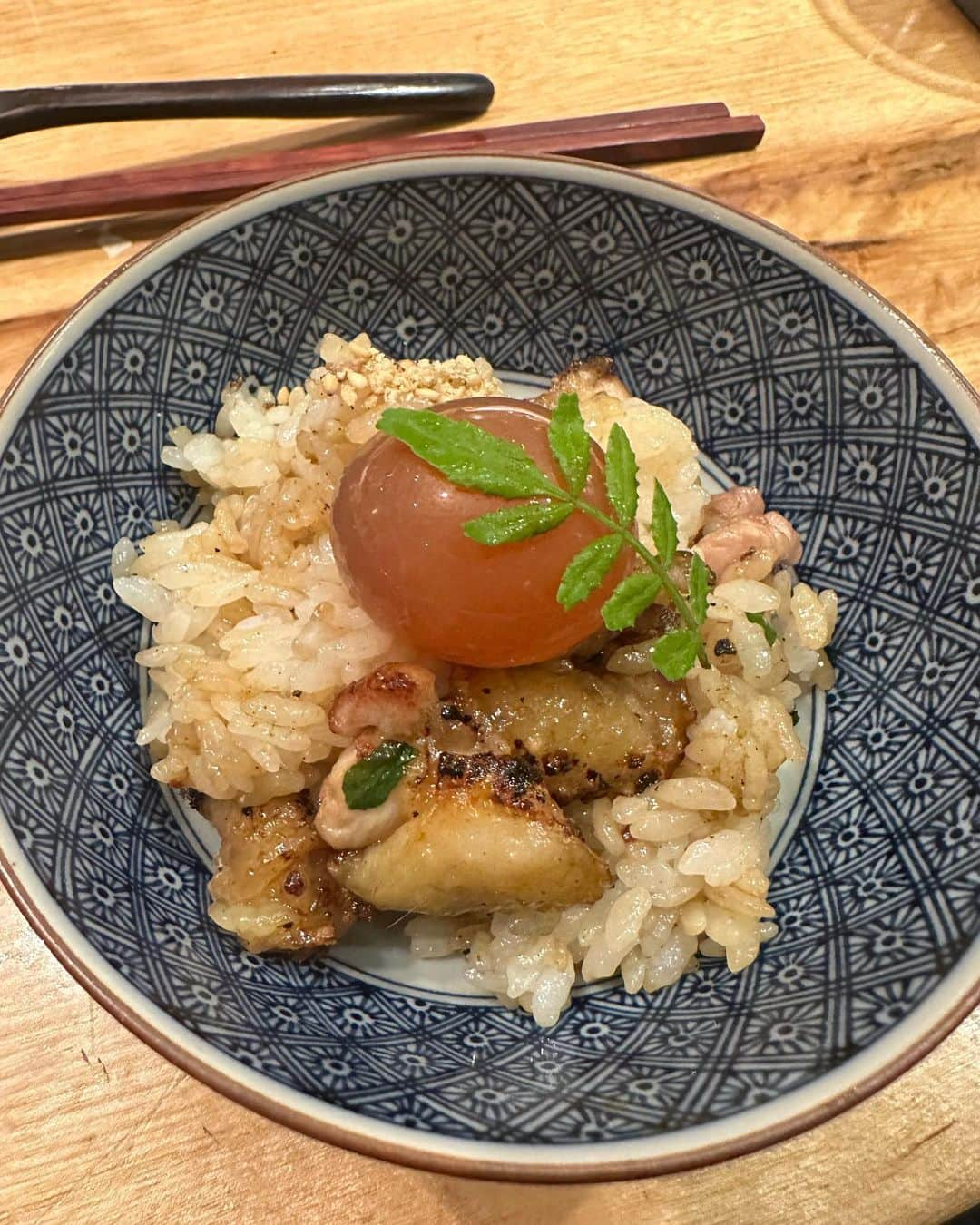 ぴょん♡のインスタグラム：「2022年最も通った焼き鳥屋さん🐓 こちらで誕生日ディナーを食べました✨ 大好きなお店で皆んなから祝って頂き、素敵な誕生日になりました🎉 　 大好物の松茸を用意してくれて、そのままと蕎麦にいれてと両方楽しみました🥺✨ 身も一つ一つでかくて食べ応えがありかなりコスパいいです🤔 だけど美味しいから関係なく追加で永遠頼んでしまいますが...🤣 バリエーションが多すぎて全て食べれた方は是非教えて下さい笑   そしてなにより私がこのお店を好きな理由は、高級店にありがちなお酒の押し売りが一切なく頼みすぎても体を心配して逆に止めてくれる事です！ お金を払う人だけに贔屓するのではなく、女性やお連れさんに対しても変わらず優しいです。 いつも身が大きい方くれます🤣✨ 人柄がさらに美味しくさせてくれてるんだなと学ばせて頂きました。 間違いなく感動するので予約が取れなくなる前に是非行って下さい☺️ 　 　 　 #焼き鳥 #予約困難店 #誕生日サプライズ #手羽先 #日本一 #白肝 #やばすぎ #まっちゃん #毎週髪型イメチェン #鶏肉 #つくね #松茸」