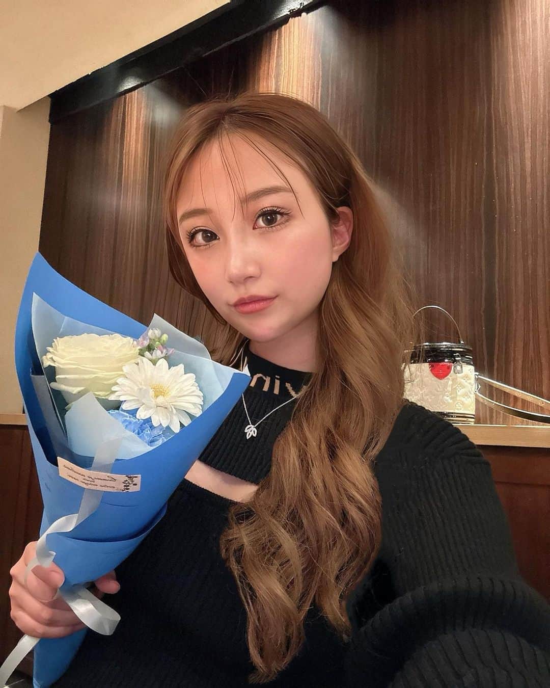 ぴょん♡のインスタグラム：「私のイメージの花を💐頂きました🎶 美味しい焼き鳥にケーキ🎂 　 　 　 　 #韓国ヘア #花 #likeforlikes #chikin」