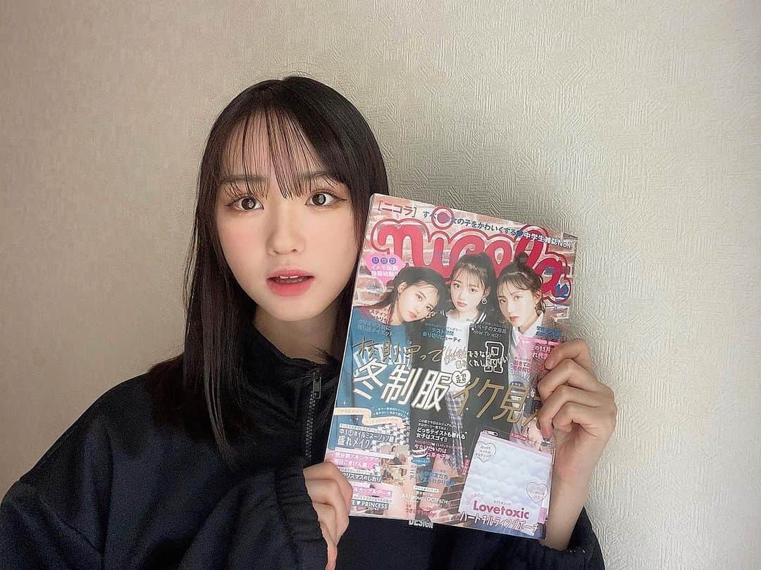 のインスタグラム：「・ ・ ・ ・ ニコラ12月号発売中です❕ 表紙はるき、ゆなな、わかなの3人のクリスマスっぽい表紙が目印です♡ もう冬服になっているのでこれからの季節の参考情報がいっぱいだよ〜 付録も使いやすい、ラブトキのハートキルティングポーチです！ ぜひチェックよろしくお願いします🙏🏻 ・ ・ ・ ・  #ニコラ12月号発売中  #ニコラ  #nicola  #ニコモ  #組橋星奈」