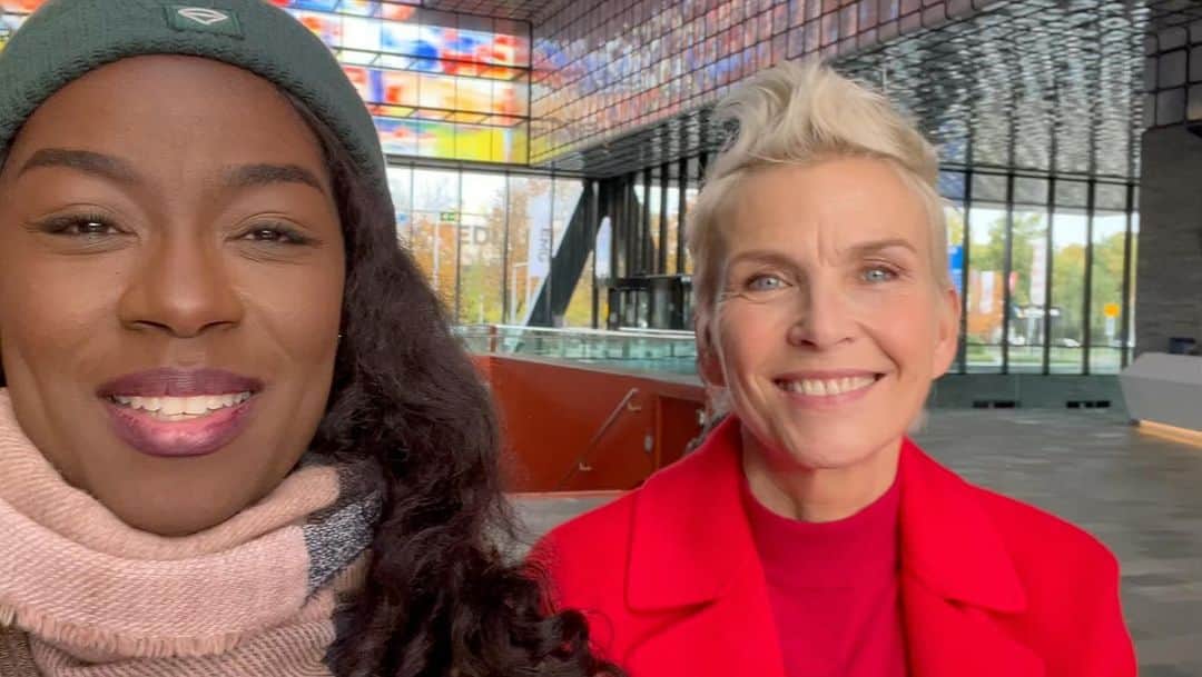 ジョヴァンカのインスタグラム：「She needs no introduction en zondagochtend om 9.15 op @npo_2 spreek ik haar in #BidBedankBewonder over leven, liefde, moederschap en of er meer is tussen hemel en aarde : @anitawitzier 🥰  Early birds Tune in @omroepeo 9.15」