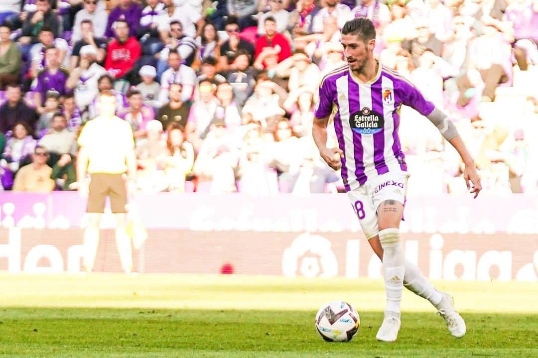 セルヒオ・エスクデロのインスタグラム：「Que 3 puntos gente @realvalladolid !! ⚪️🟣  Siempre confianza en mi equipo! Seguimos unidos 💪🏼」