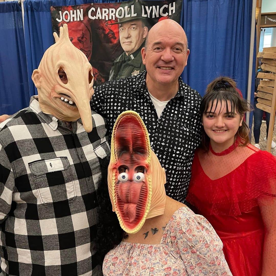 ジョン・キャロル・リンチのインスタグラム：「@ricomiccon is rolling.  Here I am with #beetlejuice cosplay masters/ @alphabudzz22 @hellfreclub and @dawn062578 C’mon by!」