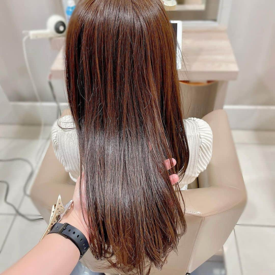 吉井明子さんのインスタグラム写真 - (吉井明子Instagram)「✨✂︎✨✂︎✨ 秋hair🍁  先日、美容院でメンテナンスを✨今回も長さはほとんど変えずに、かたちを整えて頂いてカラーをし直しました😌  乾燥する季節に入ったので、効果が長持ちするHIKARIトリートメントも。つやつや✨  カラー＆ディティールはすべて新地さんにお任せ☺️ @sui_takuma_shinchi  もう何も言わなくても理想通りに仕上げてくれる！笑  秋らしい深みのあるブラウンカラーになりました🌰  #秋髪 #カラーリング #トリートメント #ツヤ髪 #ロングヘア #後ろ姿 #オフショット #私服 #ワンピース #気象予報士 #気象キャスター #weatherforecaster #기상캐스터　#氣象主播 #吉井明子」11月5日 20時56分 - akiko_yoshii_sunny_rain