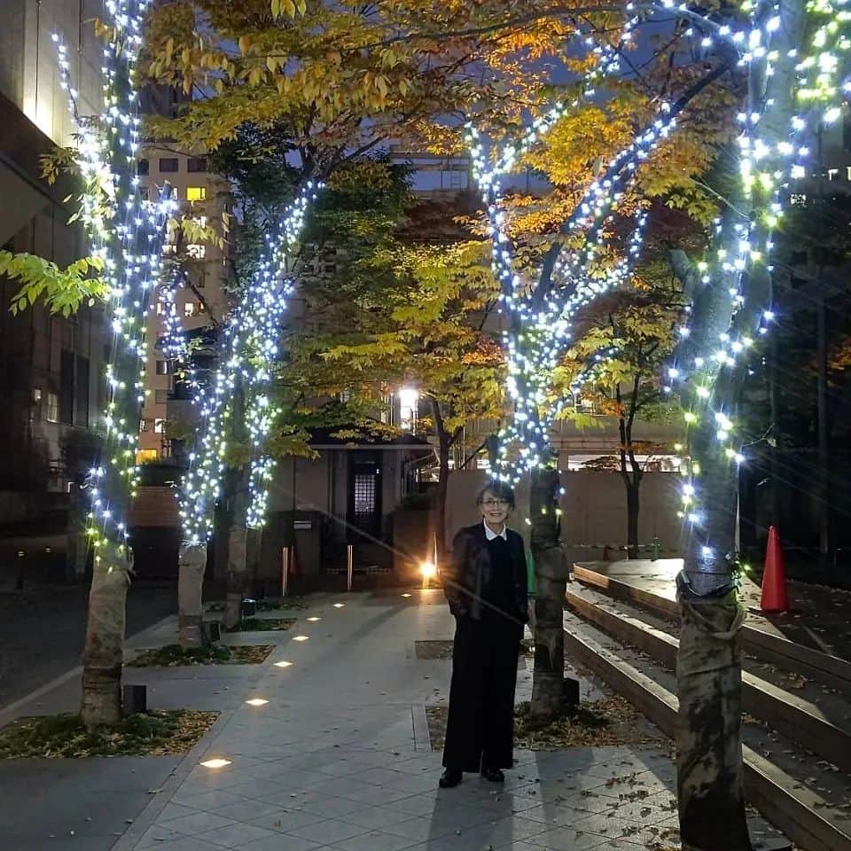 安奈淳のインスタグラム：「梅田に来ました～🙋 すでに周りはクリスマスの雰囲気。 ちょっと散歩をして、明日に備えて今夜もお約束のお肉🎵 久しぶりの大阪でのライブ❗️頑張ります～  #安奈淳」