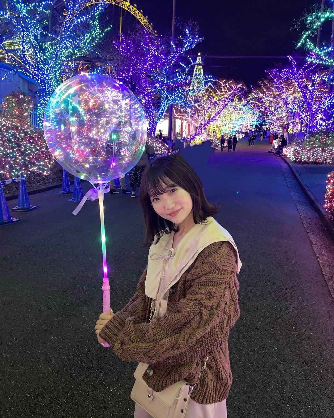 夏川愛実のインスタグラム：「⁡ 　　　 ⁡ こうゆうアイテム持つの 昔から憧れだった🥰💓 ⁡ ⁡ #よみうりランド#イルミネーション#キラキラ風船 #よみうりランドジュエルミネーション#東京#東京イルミネーション #ヘアカラー#newhair#ベージュカラー#オリーブベージュ #ボブ#ボブアレンジ#ショートヘア#ヘアカラー#暗髪カラー #ヘアアレンジ#外ハネアレンジ#外ハネ#秋コーデ #148cm#f4f#いいね返し#l4l#フォロバ ⁡ ⁡ ⁡ ⁡」