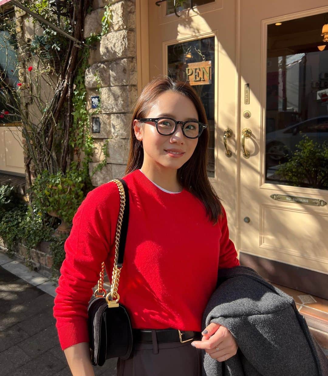 伊原葵さんのインスタグラム写真 - (伊原葵Instagram)「赤がポイントな日❤️🍎💋  ユニクロのカシミヤラブ🫶🏻 ずっと愛用しているカシミヤセーター！ベーシックカラーは持ってるので、今年は赤色にしてみた〜✨✨ 差し色カラーで1番好きな赤♡やっぱり気分が上がるカラーだ！ 意外となんでも合う！！🍒  カシミヤは高級素材だから、沢山ってなるとなかなか手を出しにくいけど… ユニクロのカシミヤは、お手頃価格で日常に取り入れやすいよ😮‍💨✨(本当にびっくり価格！笑)  カシミヤ特有のなめらかさが着心地いいし、ベーシックなアイテムだから、ジャケットのインナーにしたり、メインに着たりと着回しも万能！  特殊加工で毛玉にもなりにくくて、手洗い洗濯可能だから、ぜひみんなもコーデに取り入れてみてね〜🧚🏻‍♀️🧚🏻‍♀️  #ウイメンズ3Dカシミヤクルーネックセーター #ユニクロのカシミヤ #3D  #PR #aocode #ootd #ユニクロ #ユニクロコーデ #UNIQLO」11月5日 21時14分 - aoi186