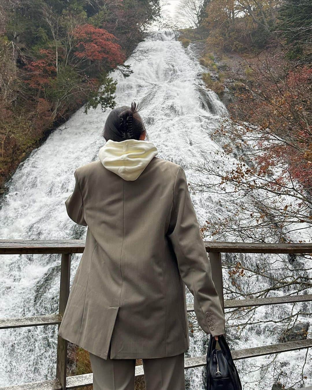 Alisaのインスタグラム：「久しぶりに休みを取って日光へ🍁 (たまにはたっぷり息抜き大事！)  生憎の天気だったけど壮大な自然に癒され、美味しくてあったか〜いご飯食べて元気出た🥲最後はおっきい虹まで見ることができて結果オーライ💯11月はお知らせもあるので駆け抜けます！  #日光#奥日光」