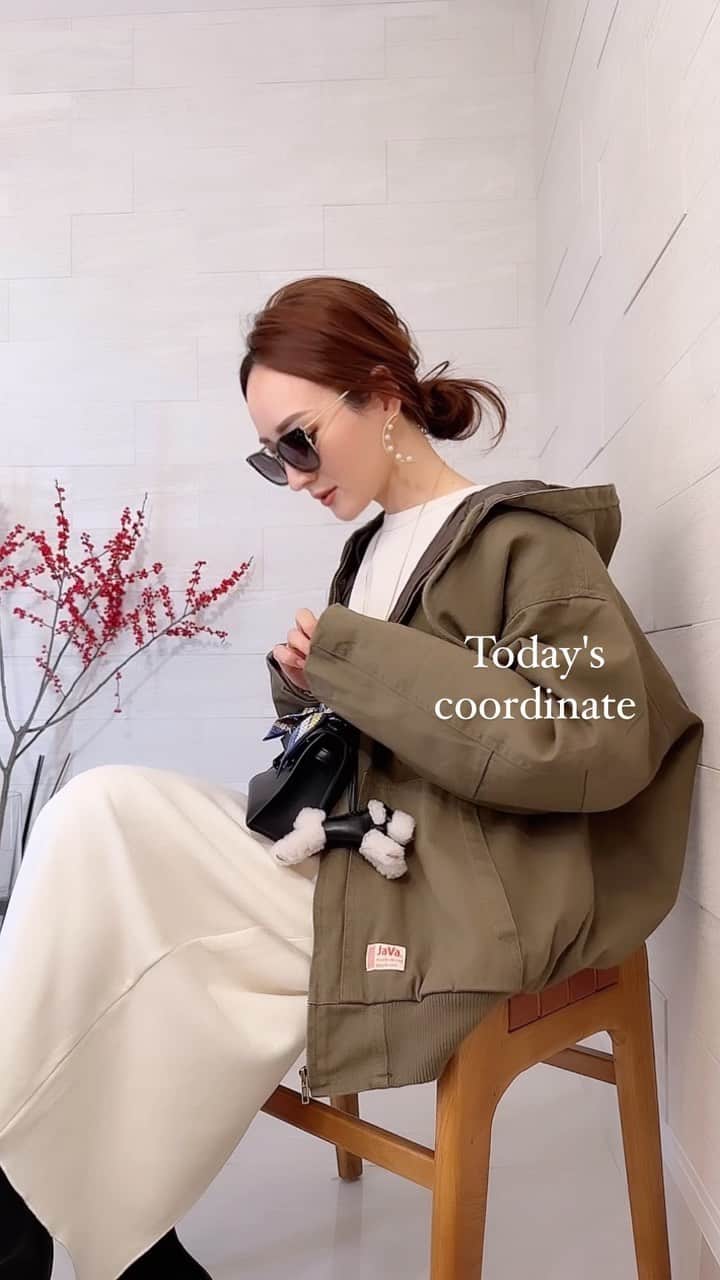 星玲奈のインスタグラム：「きれいめなスタイルに ゆったりオーバーサイズのブルゾン合わせのバランスが好き❤️ @classicalelf_official ×JaVaコラボのキルティングコットンフード付きブルゾンは 表地がコットン100%なので、マットな質感がよりきれいめスタイルにハマる❤️ （カラーはオリーブMサイズ着用） 中綿入りなので、かなりあたたかく まだまだインナーを着込めるので 真冬近くなってもまだまだいける！😊🙌🏻 これもそうですが、男女兼用でも着られるブルゾン。 最近息子とシェアできるのが嬉しい❤️ #クラシカルエルフ #classicalelf #エルフコーデ #タイアップ #java #ジャバ #uniqlo #gu #zara #ユニクロ #ジーユー #ザラ #zozo #zozotown #zozo購入品 #zozotown購入品 #ブルゾン #キルティングジャケット #オーバーサイズ #秋コーデ #秋服コーデ #大人コーデ #大人カジュアル #プチプラ #プチプラコーデ」