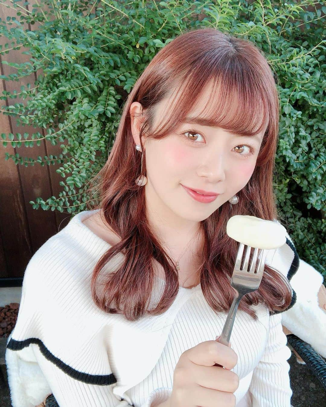 寺坂真里奈のインスタグラム：「. 雪見だいふくじゃないよ スタバのもっちりボール🤍🥣  お天気がいい日にテラスで食べるのって すっごく気持ちいいね𓂃 𓈒❁⃘  本日のお洋服𓂃 @chico__official___   #スタバ　#スターバックス　#クリスマス　#クリスマス限定　#クレームブリュレラテ　#大人女子　#大人女子の休日　#ラテ　#カフェ #Starbucks #cafe #ピアス　#ネイル　#ジェルネイル #もっちりボール #chico #カフェ活　#テラス席 #純欲メイク #自然光　#自然光撮影 #まつ育　#ハイライト　#イルミナカラー　#イルミナカラーコーラル」