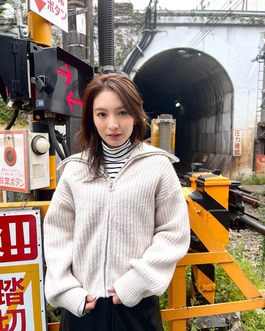 のインスタグラム：「お洋服をGUで揃えてみたよ♡  昔ながらの街をブラブラと。 レトロな雰囲気がクセになる 2枚目からは電車が通過していく様子をお届け👀🚃  #神泉  #160cmコーデ #gu#秋コーデ」