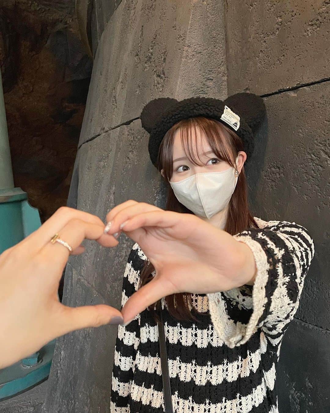 のインスタグラム：「平成に取り残されてるから 写真見返すとピースかハートしかしてない✌️笑 ⁡ ⁡ ⁡ ⁡ #東京ディズニーシー#TokyoDisneysea  #ディズニーシー#ディズニーコーデ」
