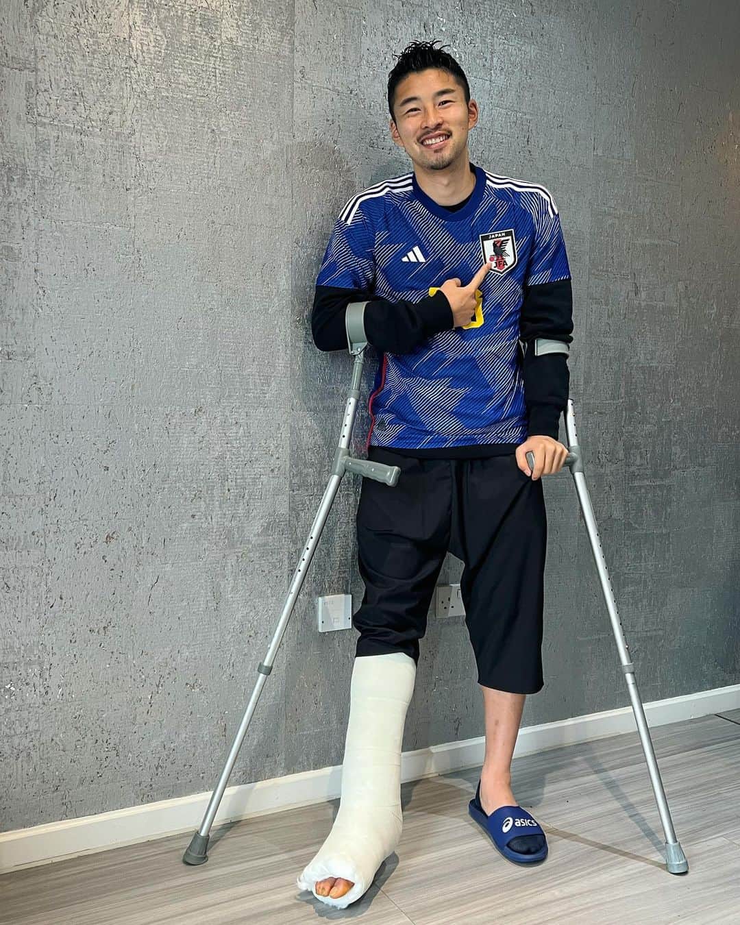 中山雄太のインスタグラム：「多くのメッセージありがとうございました！人生初の長期の怪我ですが、これが僕の運命だとしっかりと受け止めてます！神様がくれた新しい中山雄太への進化のチャンスを無駄にせず、しっかりと歩んでいきたいと思います！ W杯での日本代表の躍進を共に全力で応援しましょう！！  Thanks for all the messages. God gave me a chance to become stronger, I’m sure I will be a new YUTA NAKAYAMA when I’m back on the pitch. Everything happens for a reason and I will create a meaning for it.  #TheNewChapter」