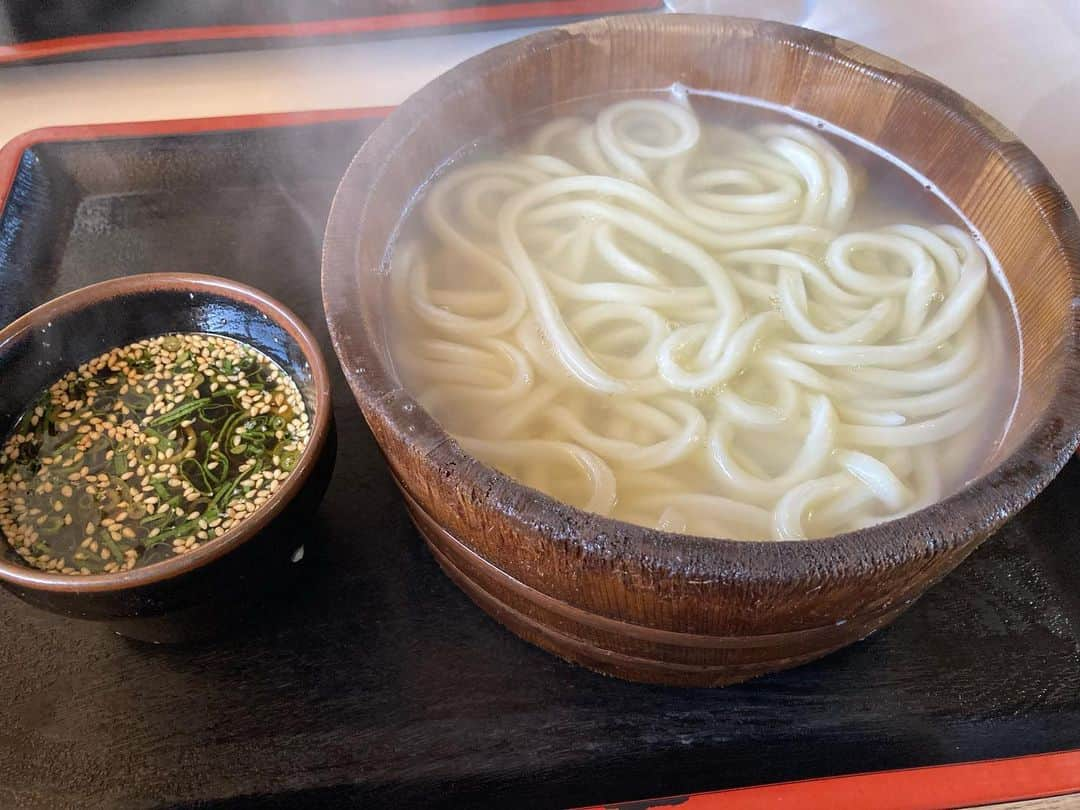 和田政宗のインスタグラム：「高松で釜揚げうどん。  美味すぎた！  私は父が香川県丸亀市出身。  私も父の転勤で2年間高松で過ごしたが、私には、うどんホワイトの血が流れていると改めて認識。  うどんホワイトは、ドジャーブルーより世界に認知されるべき！」