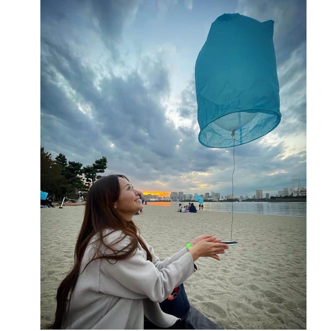 黒澤ゆりかのインスタグラム：「ティコちゃんと一緒にランタン風祭り🌌🎈  可愛い感じかと思っていたら想像以上に綺麗でラプンツェルの曲も流れてきてとても素敵な景色でした✨☺️  いつか本場のランタン祭りに行くのも楽しみ楽しみだな♪」