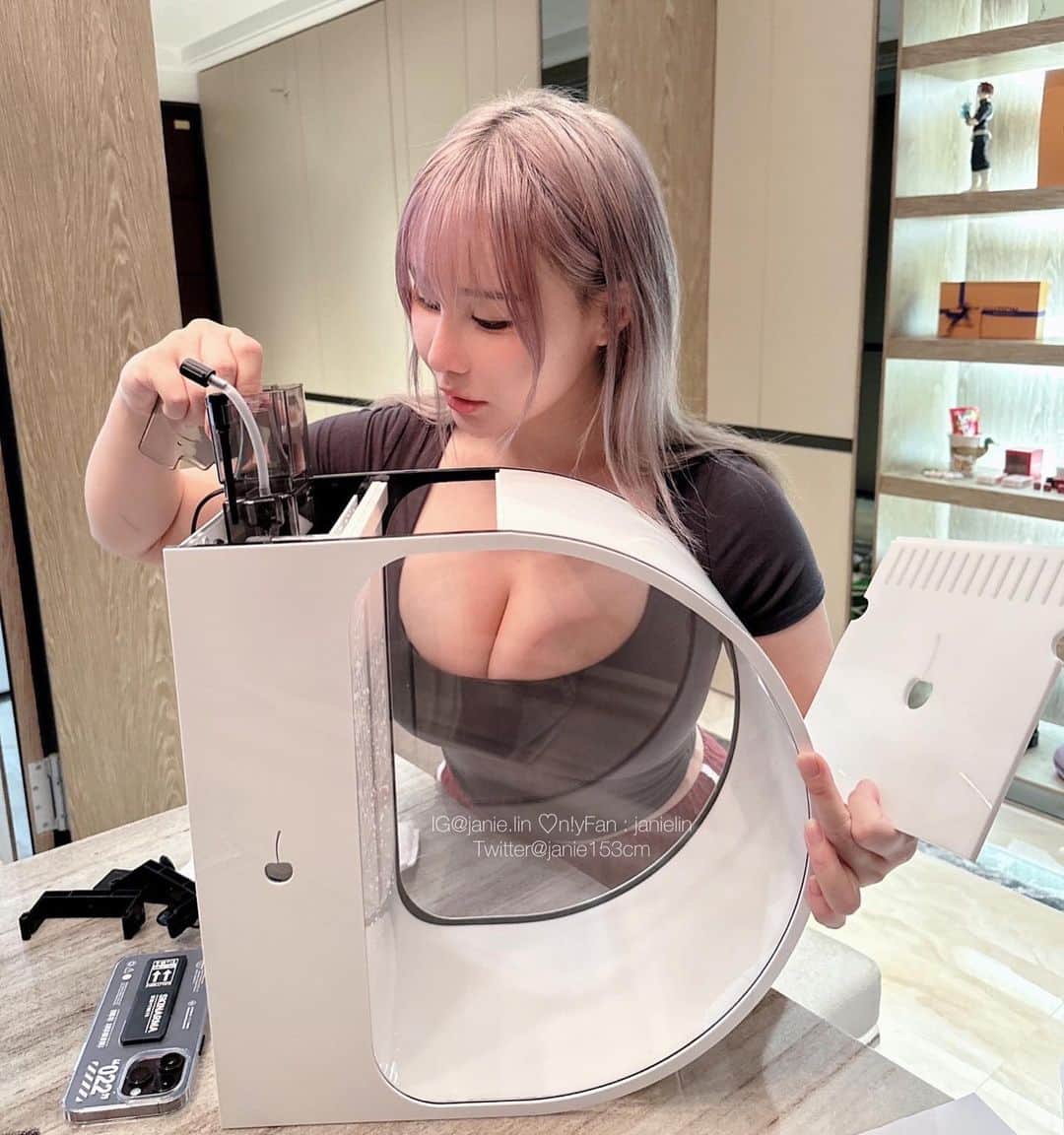 泥泥林のインスタグラム：「Pet jellies🥰 養水母超療癒🎐 ↖ 𝙎𝙝𝙖𝙧𝙚 & 𝙎𝙖𝙫𝙚 𝙋𝙤𝙨𝙩 ↗ 你們對養水母有什麼好奇想問的嗎？ 可以留言提出來，我會拍在下一支水母影片裡🤍 If you got any questions or curious of something of pet jellies at home, comment me and I’ll answer you in the next youtube video🥰  My YouTube 🔍 宅泥日常JanieSenpai」