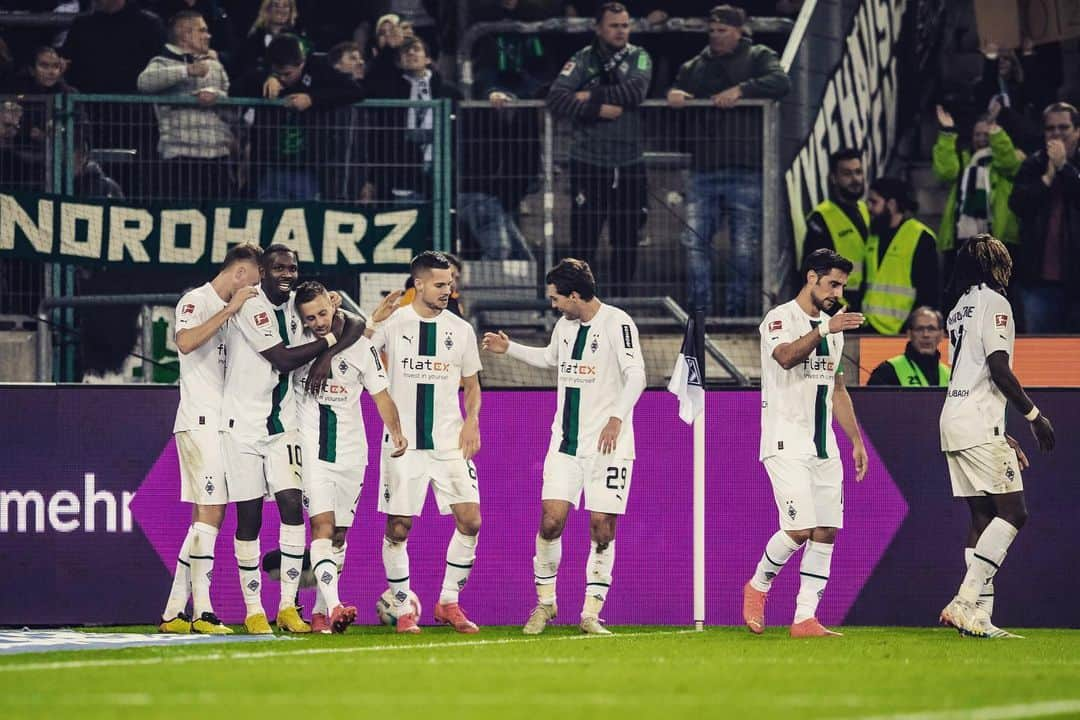 パトリック・ヘアマンさんのインスタグラム写真 - (パトリック・ヘアマンInstagram)「Welch ein tolles Gefühl, endlich mal wieder im Wohnzimmer 🏟️ zu treffen 💚🥳⚽️」11月5日 22時20分 - flaco7