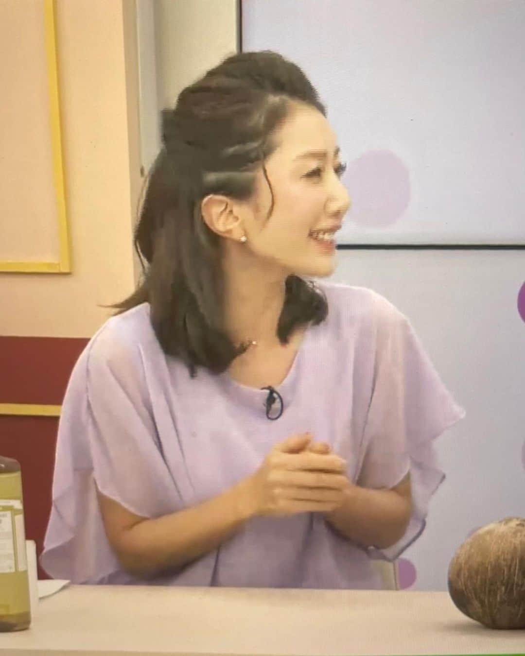 坂田陽子のインスタグラム：「明日　11/6 11：00AM〜生放送❗️ ショップチャンネルにて DR.BRONNER MAGIC SOAP @drbronner  #magicsoap をご紹介させて頂くゲストとして 出演します。 ・ とにかくこの香りを沢山の方にお届けしたい〜❗️ アロマエッセンシャルオイルのみを使用した自然豊かな香りとモチモチ泡で全身を包まれる心地良さ。 冷え込んでくるこれからの季節、ワンランク上のバスタイムを ご家族皆さんで楽しんでください。 ・ 私の愛してやまないマジックソープの魅力は、明日の生放送中に余すところなくお伝えしますので笑 是非ご覧ください。 そして、大容量、お得なセット内容なので、是非この機会にポチっと❤️ ・ ショップチャンネルは ↓↓↓ インターネットサイトや公式アプリからも番組をご覧になれます。 ショップチャンネル https://www.shopch.jp/sp/  PC→インターネットサイトTOPページの「動画を見る」から。  スマートフォン→ TOPページ「放送を見る」より  ショップチャンネル アプリ→ TOPページの「放送を見る」より ご覧下さい。」