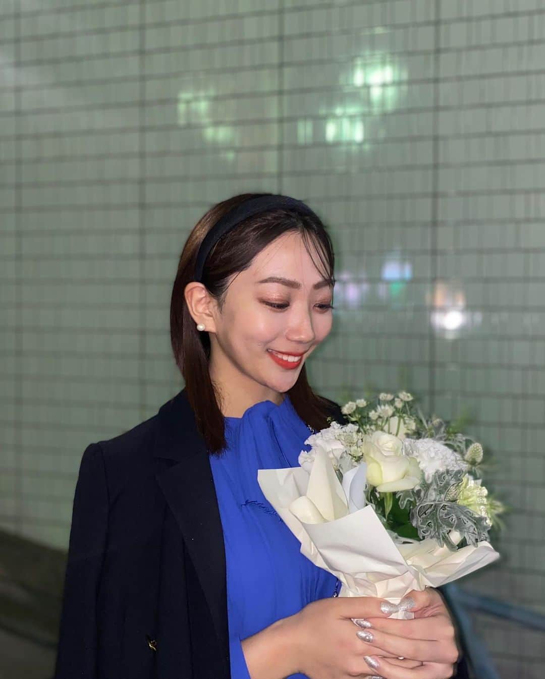 小川奏のインスタグラム：「今日で23歳になりました！  お祝いメッセージくださった方々ありがとうございます❤︎  23歳の小川奏もどうぞよろしくお願いします❤︎  #誕生日 #花束 #celford #ワンピース#イエベ秋 #ブルーワンピース#ロイヤルブルー」
