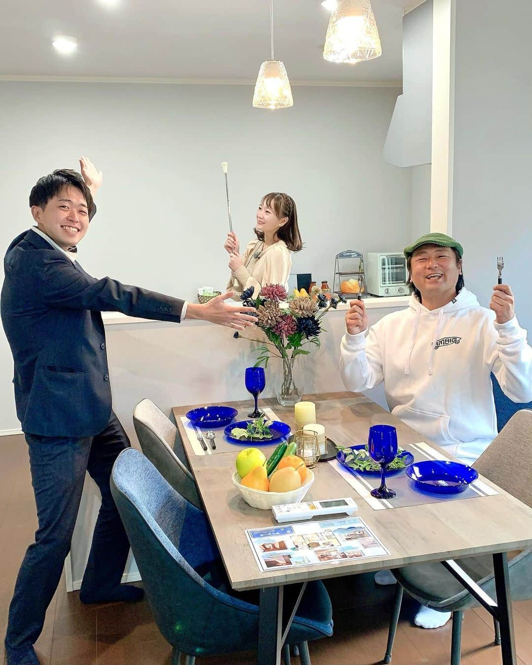 仮屋未来のインスタグラム：「Go!Go!いわて 住宅展示場から中継でした✨ ⁡ 動画は手の甲でバトンを回す フィッシュテールという技です☺️ (魚の尻尾のように手を動かします！) ⁡ キッチンの広さが伝わるでしょうか‥？🤭 ⁡ ⁡ #gogoいわて　 #シュガーホーム　#ココハウス #盛岡　#岩手　 #アナウンサー #バトントワリング」