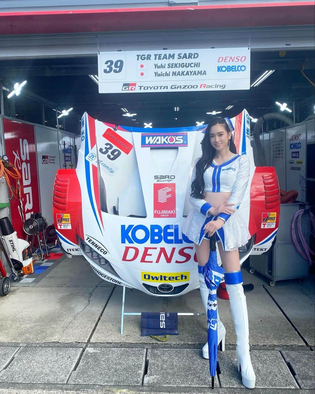太田麻美のインスタグラム：「SUPER GT Rd,8茂木予選日有り難うございました✨ 39号車は、明日の決勝レース12番手スタートです🏁 追い上げに期待して明日も引き続き私達と一緒に熱い熱い応援を是非、是非、是非宜しくお願いします🫡💙❤️  #supergt #racequeen #rq #costume #kobelco #kobelcogirls #レースクイーン #コベルコガールズ」