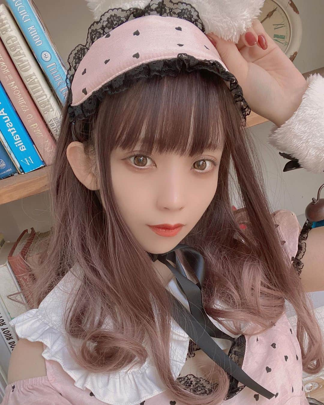 秋山依里のインスタグラム：「♡  今日は撮影会でした〜！🌸  この衣装は“地雷系メイド”がテーマ🐰🤍 衣装に元々ついてる小物が既に可愛いんだけど、パニエを重ねてワンピースがプリンセスみたいにふわっふわに広がるようにしたり、一癖ある可愛いニーハイ履いてたのに全身自撮りする時間がなかったという…😇  でもどの衣装も悩みに悩んだから好評でとても嬉しかったなぁ( ◜𖥦◝ )💞  #クリアストーン #コスプレイヤー #被写体 #撮影会 #メイド #地雷系  #maidcosplay #cosplaygirl #cosplayer #cosplayerofinstagram #selfie #japanesecosplayer #japanesegirl #cosplayerofinstagram #kawaiigirls #自撮り #粉我 #셀카 #自拍 #코스프레 #角色扮演 #selfiegram #今日のあきやまさん」