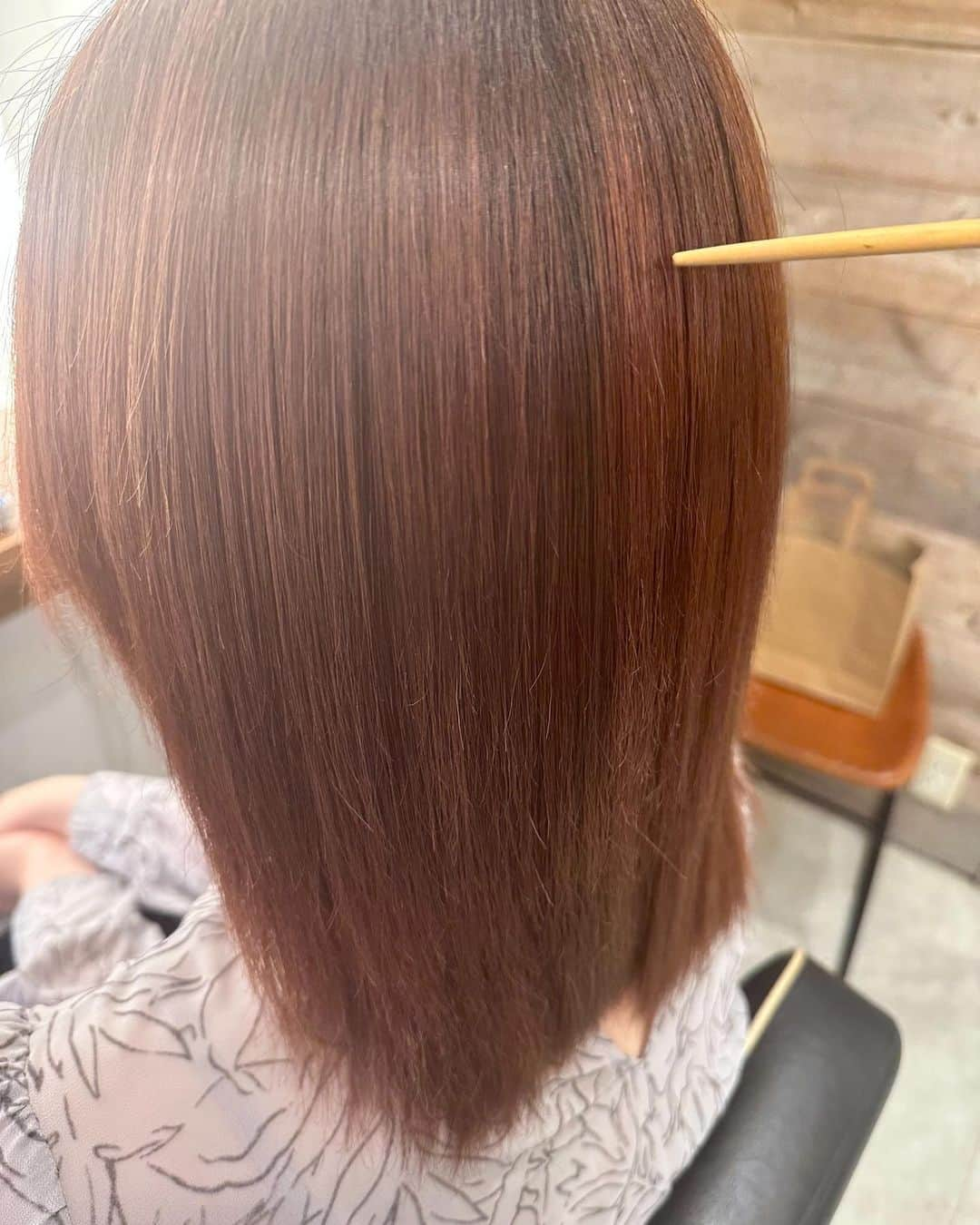 手島優さんのインスタグラム写真 - (手島優Instagram)「・  @rrsalon_ さんでカラーandトリートメントしてもらいました✨  結婚祝いにバカラのグラスまで頂いてしまいました🤩 わざわざ刻印まで✨🖋嬉しい😭  ありがとうございます！！　 　  ・ ・  Rr  SALON  さん開発の Shampoo＆ MASK がパワーアップしてた✨  Rr SALON独自配合の成分プラス ヒアルロン酸、多機能コンポジットポリマーなど毛髪のキューティクルをコートしてくれる成分配合で仕上がりサラサラのぷるるんです♪  ミニサイズは持ち運びに便利✨  香りも良くてオススメです☺️  Rr SALONさんのホームケア商品はいつも大人気過ぎて発売してすぐ売り切れちゃうから気になる方はお早めに☺️  #rrsalon #アールサロン　#髪質改善　#髪質改善トリートメント #美髪　#prじゃないよ」11月5日 23時05分 - tejimayuu0827