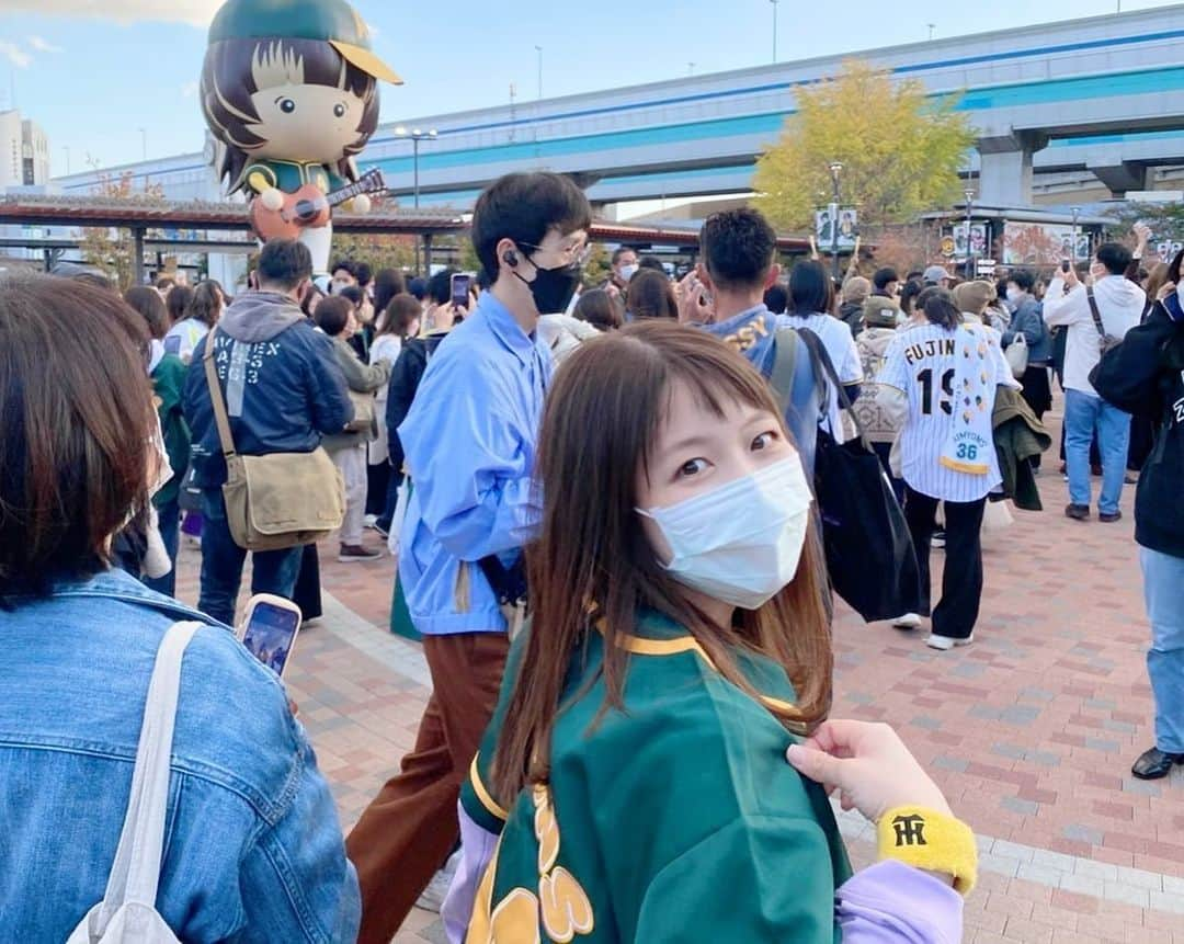 諸國沙代子のインスタグラム：「. 甲子園での #あいみょん さん 弾き語りライブ🏟 . 楽しかった！ 面白かった！ 感動した！！！！！ . 西宮出身シンガーソングライターの 甲子園凱旋。 本当におめでとうございます！ 聖地に響く歌声もギターもMCも 素晴らしかったです！ . 一番好きな #マトリョーシカ、 弾き語りver.で聴けて、感激！ . . あと「この瞬間の特別」を 両親と共有できたのが嬉しかったです。 . というのも、 これまでの #あいみょんライブ は、 両親と3人で行っても 席が2人＋1人で分かれてしまっていたので、 今回3人並び席で一緒に見られたのが 私にとってすごく「特別」でした！ . #サーチライト #完全試合  #あいみょん甲子園 #あいみょん甲子園弾き語りライブ  #AIM #阪神甲子園球場 #甲子園」