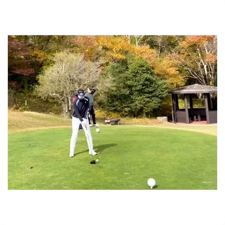 下村真由美のインスタグラム：「🏌️‍♀️🏌️‍♀️🏌️‍♀️  紅葉してきた箱根で🍁✨  #箱根  #富士屋ホテル仙石ゴルフコース  #紅葉  #ゴルフ」