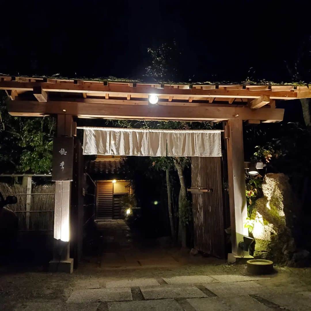 のインスタグラム：「穂垂✨  安定の美味しさ😆  最初のさつまいものスープから 最後の羽釜で炊いたご飯まで どれも絶品😋 お腹パンパン🐷  デザートまで美味しく頂きました😌  #福岡市 #早良区グルメ  #和食 #穂垂 #花コース」