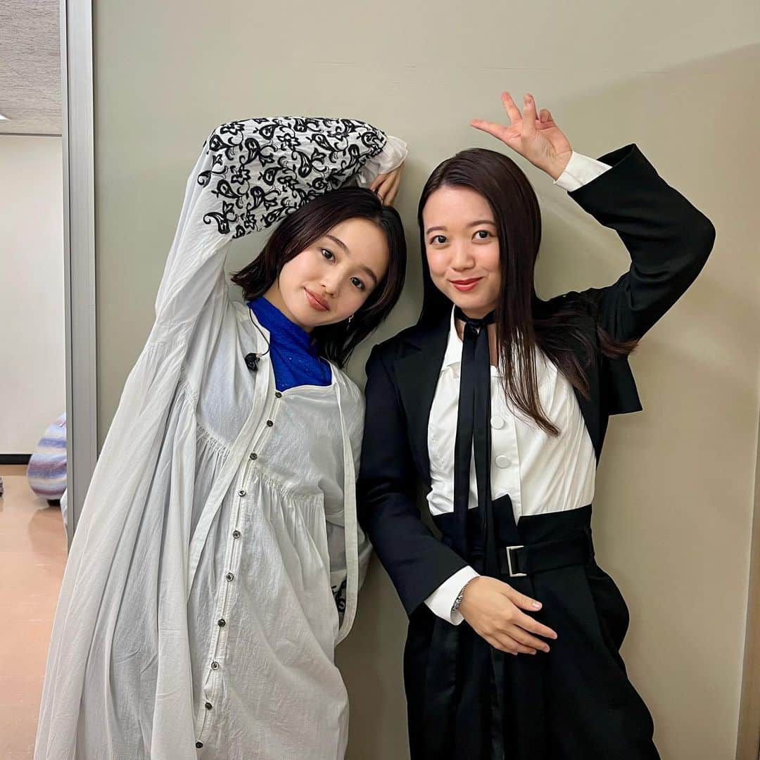 Peppe（緑黄色社会）のインスタグラム：「@nhk_venue101 ありがとうございました！ さくらと久しぶりに番組で一緒になって、わいわい☺️🥰 来週11/13、緑黄色夜祭にも出演していただきますーー！」