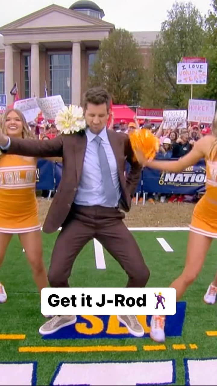 ジョーダン・ロジャースのインスタグラム：「@jrodgers11 at center stage with @vol_danceteam is pure gold 😂」