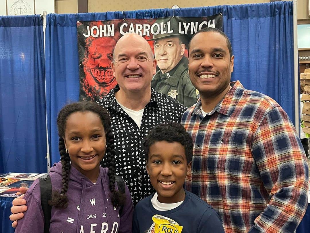 ジョン・キャロル・リンチのインスタグラム：「@desinesmith and Kimball and Alex and I at @ricomiccon c’mon by!」