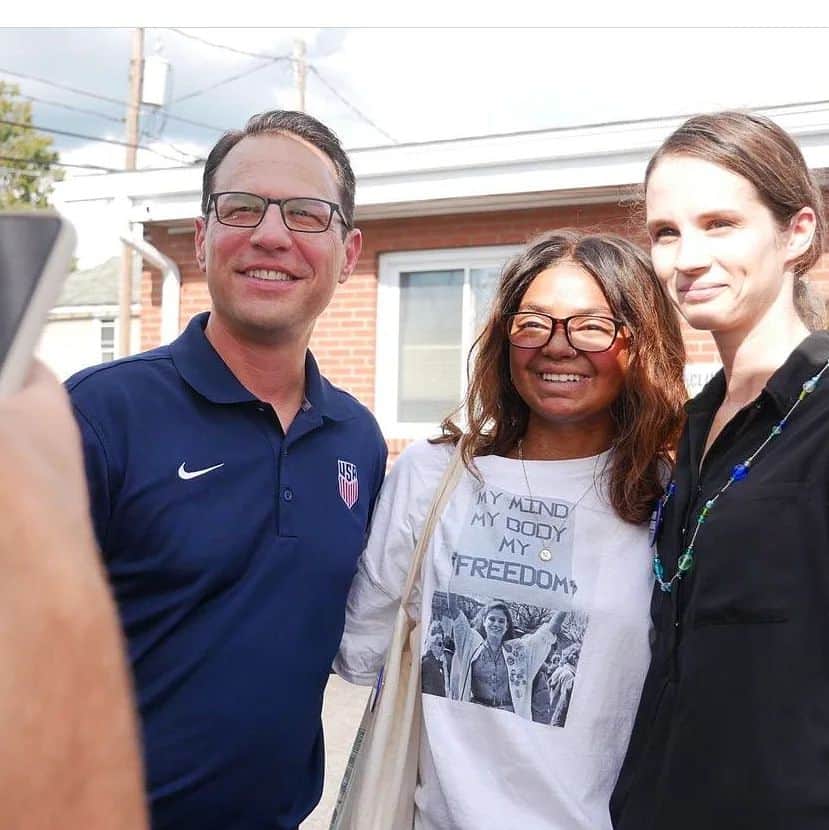 ブリタニ・クラインのインスタグラム：「It was great meeting Josh Shapiro over the summer and hearing his plans to fight for ALL the people of Pennsylvania. I'm excited to get out and vote this week for @joshshapiropa and @johnfetterman as well as my local democratic candidates. 💙🗳️  If you're in PA, be sure to return your mail-in ballot as soon as possible. For those not voting early or by mail, head to the polls on Tuesday, Nov. 8 before 8 p.m.   When we all get out to vote, we win! #Vote #Pennsylvania」