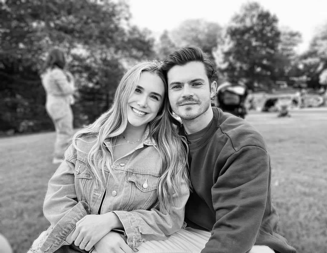 スペンサー・ロックのインスタグラム：「5 years of marriage with my best friend and whole heart. Just getting started 🤍 @chrismason_1」