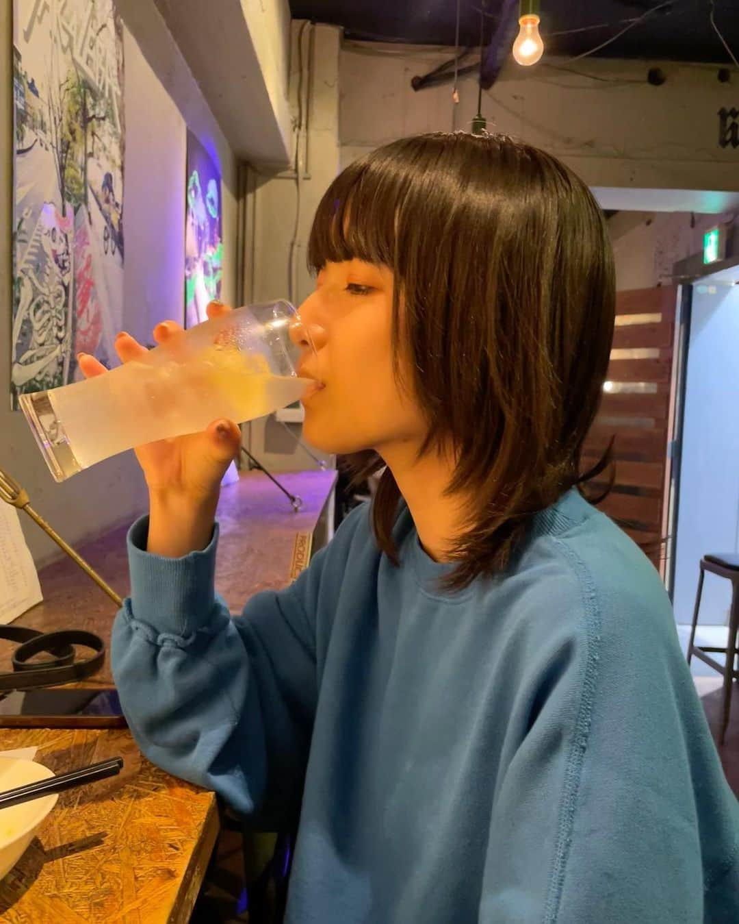 樺澤まどかさんのインスタグラム写真 - (樺澤まどかInstagram)「🍋  かっこいいポーズをしたつもりが 歯が痛い人みたいになりました🤣  最近はビールとレモンサワーばっかり飲んでます。 大学生の時はめちゃくちゃ飲めたのに この頃すぐに眠たくなるようになってしまって めちゃくちゃ悔しいです。 もっと飲みたいのに。  でも懲りずに1人飲みをします。  近所の隠れ家Barみたいなところに飛び込んで 常連さんばかりの中アウェイだけど 1人でしっぽり飲んでボーッとして その時間が大好きです。  たまーに隣の人と仲良くなったりして 大人の飲み方してるな〜って思います。  5枚目はスマホケースの中にステッカー詰め込みすぎて どんどん埋もれていっているの図🥕  #樺澤まどか  #酒#大人の飲み方#1人酒#隠れ家bar#bar#秋#autumn#autumnnails#autumnfashion#ブルー#青#青トレーナー#親知らず#酔っ払い#レモンサワー#スマホケース#ステッカー#ステッカー集め#シール交換#二日酔い」11月6日 1時44分 - kabasawa_madoka