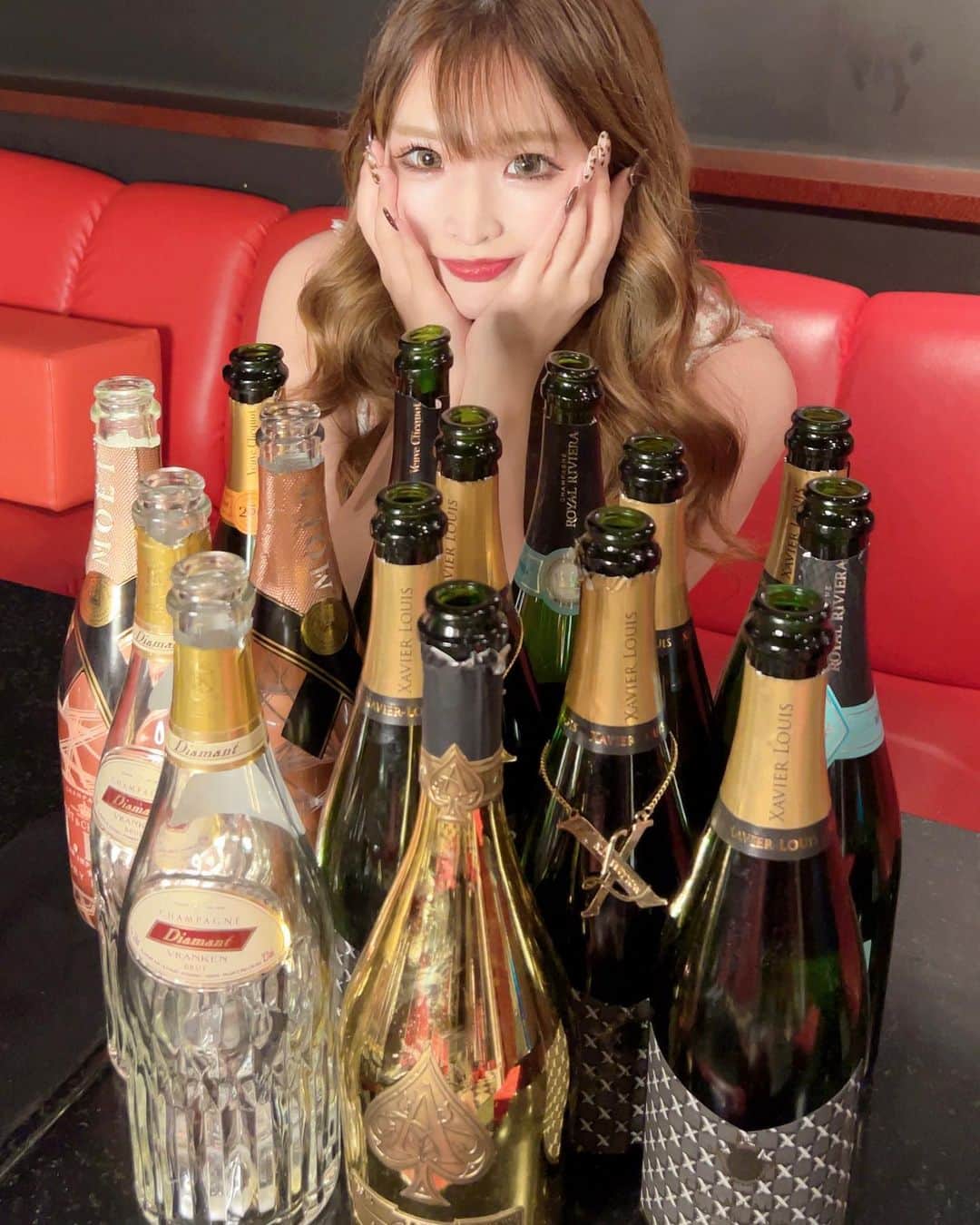 のインスタグラム：「久しぶりにキャバ嬢みたいな 写メ撮った📸❤️‍🔥 楽しい毎日をありがとう😊 11月もよろしくお願いします💓  ＃新潟#駅前#古町#アルバトロス#ALBATOROSS#新潟ナイトナビ#新潟繁華街美女＃古町案内所キャバクラ#ラウンジ#女の子#お酒＃シャンパン#ドレス#sugar#フォローミー」