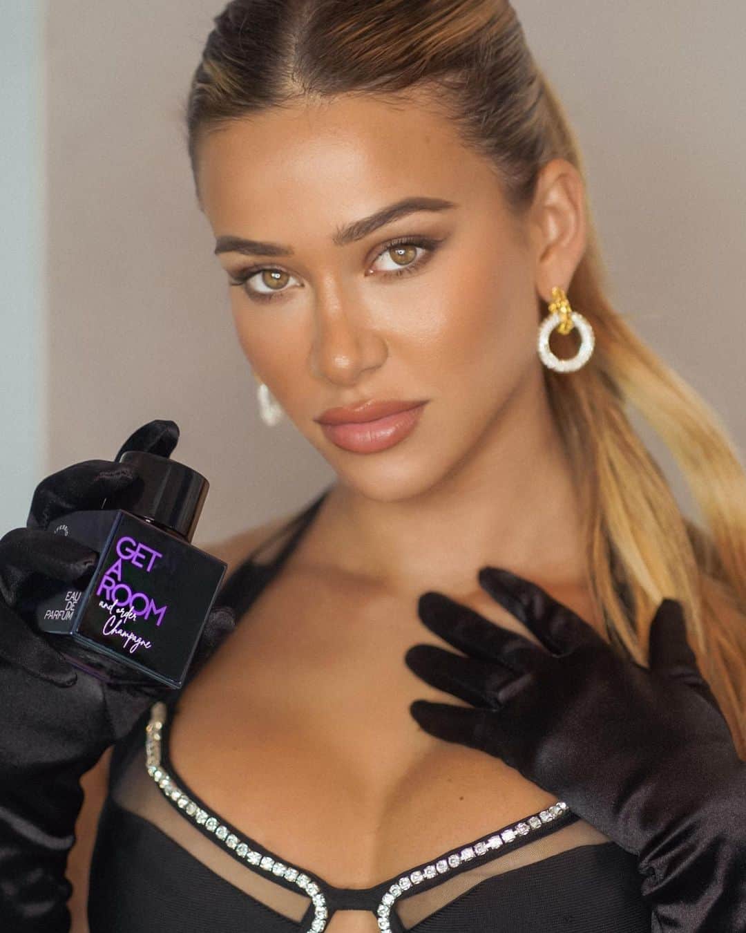 Cindy Pradoさんのインスタグラム写真 - (Cindy PradoInstagram)「I shot this yesterday and couldn’t get over how amazing this scent is! From @scentbird 💜💜  Scentbird is a place to begin or deepen your relationship with fragrances, to discover your style, to build your collection.  Use my promo code "CINDY55" for 55% off in your first month, it's just a little bit over $7! ✨  This month I'm using Get a Room & Order Champagne #ad」11月6日 2時41分 - cindyprado